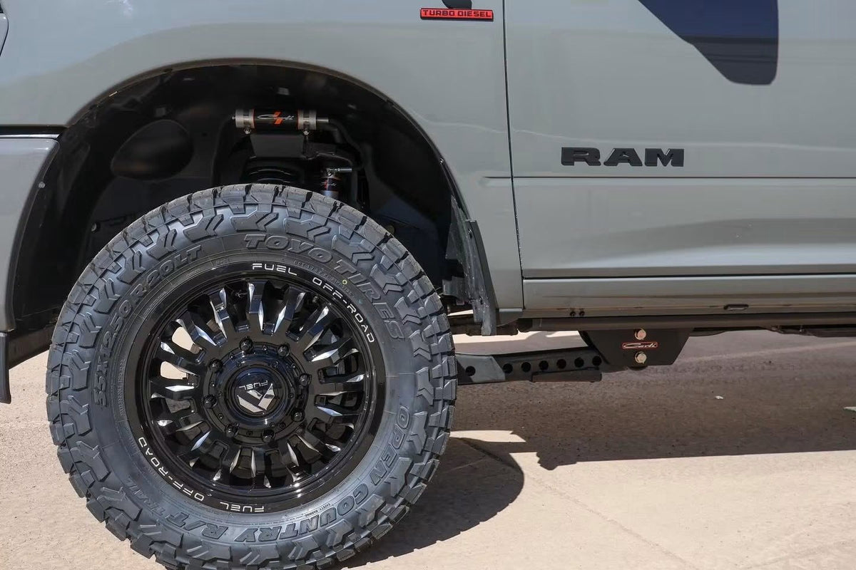Detail of the front Fuel Off-Road wheel, Toyo tire and Carli suspension
