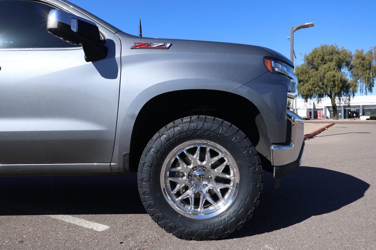 Close-up of the front wheel and Toyo tire on the Silverado 1500 Z71